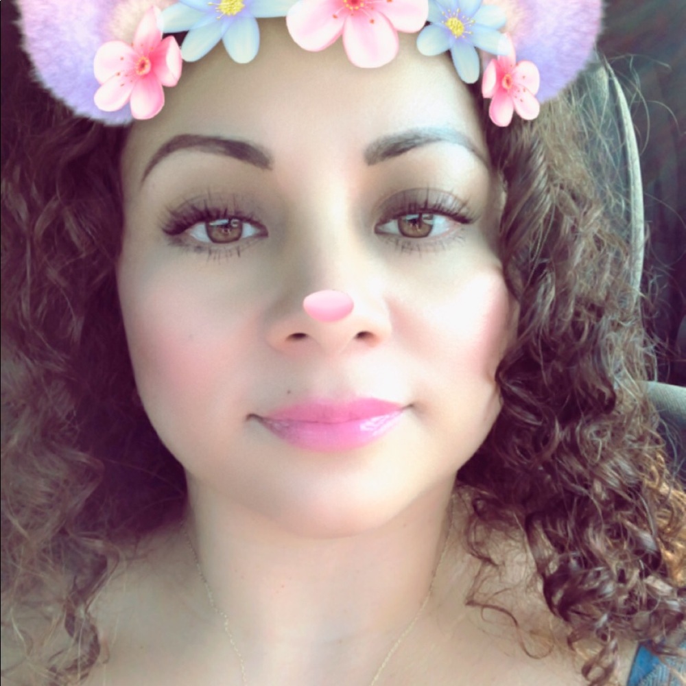 Meet your Posher, Debora